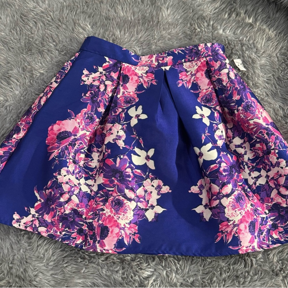 Floral girls skirt .  Size 10 with tag